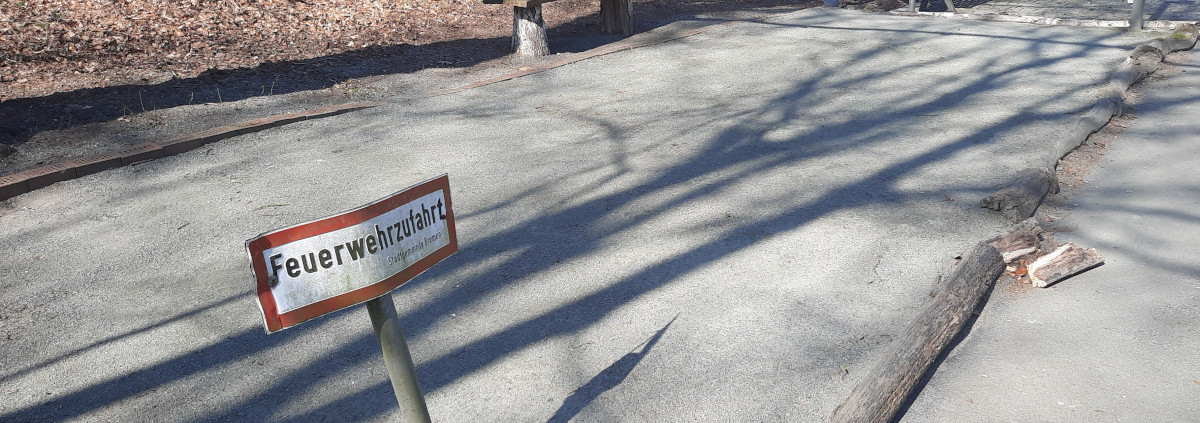 Ein restaurierungsbedürftiger Bouleplatz