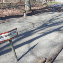 Ein restaurierungsbedürftiger Bouleplatz