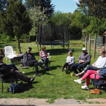 Entspannt zusammen im Garten sitzen und sich austauschen.