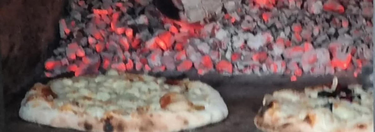 Pizza im Steinofen